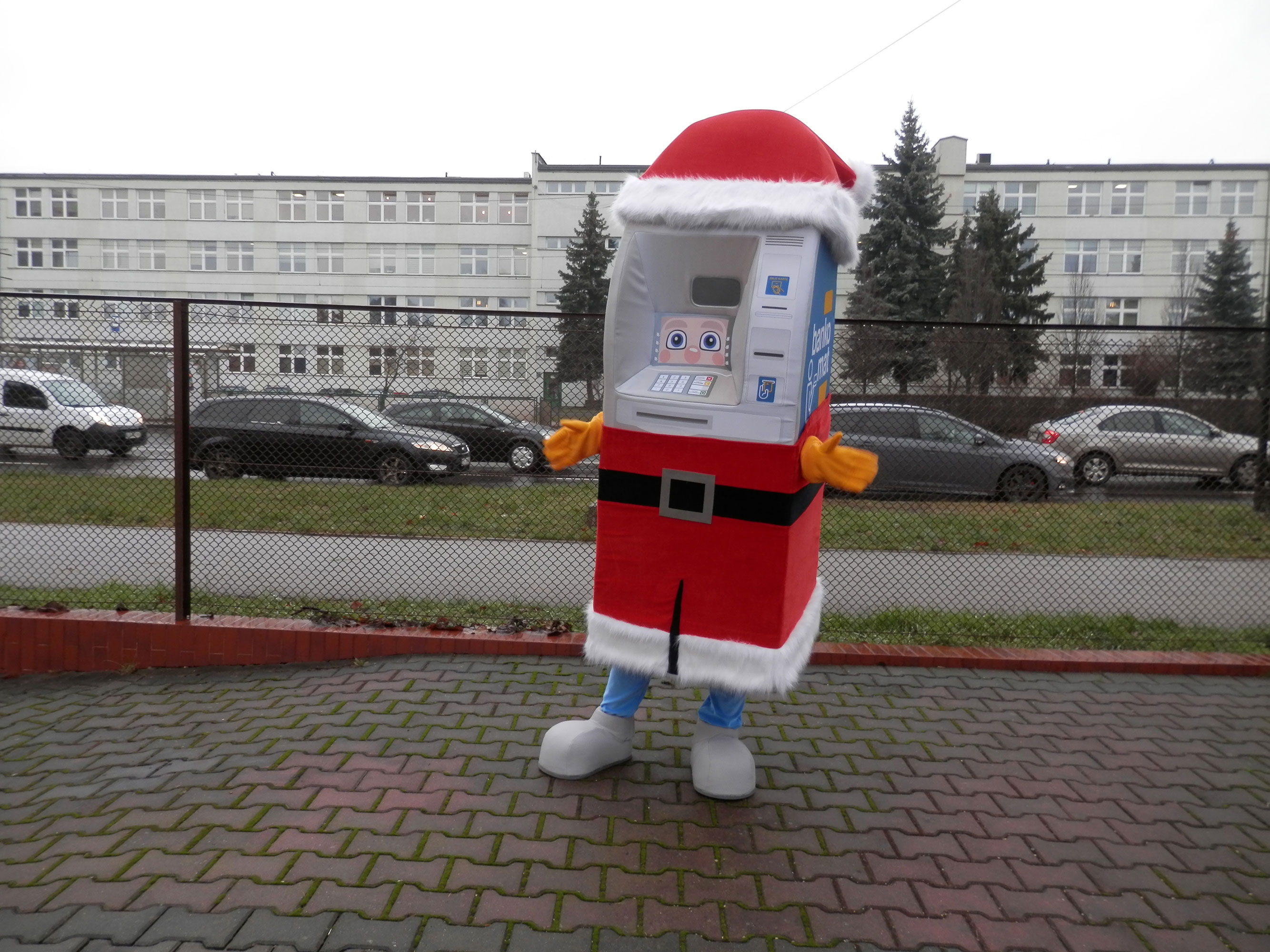 Stroje reklamowe Elabika, jako odzież ochronna. Czy to możliwe? Bankomat